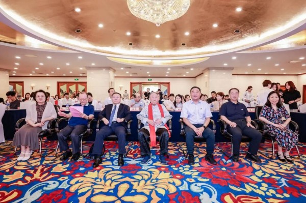 【医技领航】杏林薪火耀明眸，中西医道谱华章——东直门医院中医眼科医联体建设大会暨祁宝玉教授学术传承大会成功举办