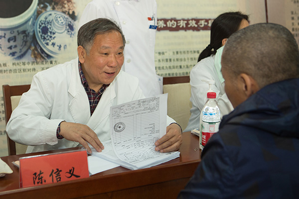3，专家团队为患者提供咨询诊疗服务.jpg