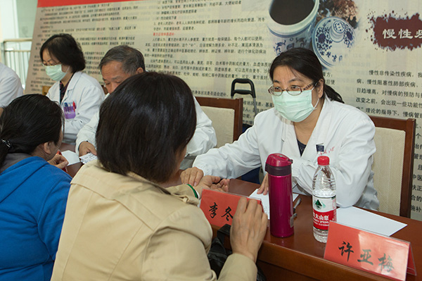 4，专家团队为患者提供咨询诊疗服务.jpg