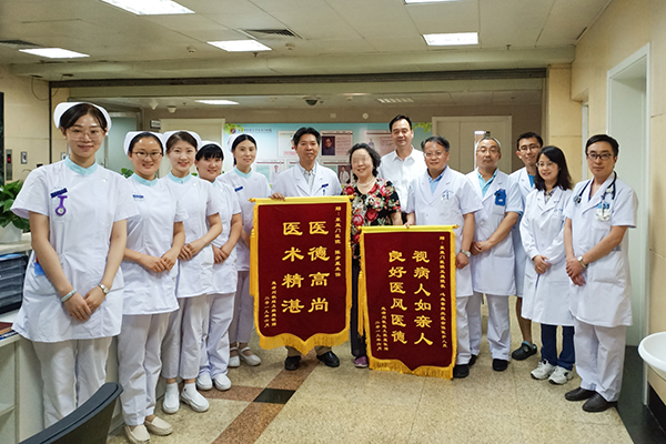 2，患者刘女士为心血管科三区送来锦旗表示感谢.jpg