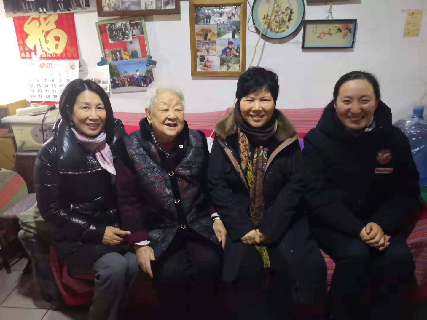 C:\Users\hp\Desktop\2020年春节慰问老专家\柳书记组照片\邓淑珍.jpg