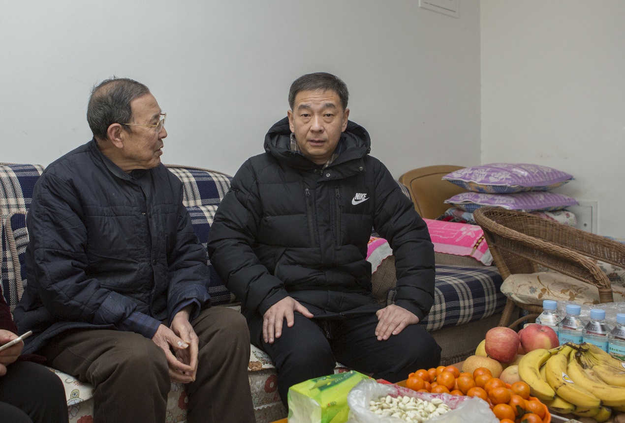 C:\Users\hp\Desktop\Desktop\赵炳会副院长慰问80岁以上退休员工郭树英.jpg