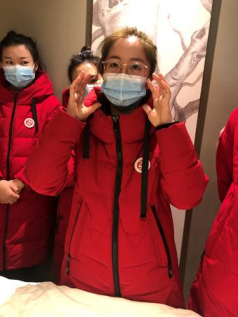 D:\武汉支援相关文件\每日工作简报\1月29日\东直门医院急诊科纪冬梅护师培训无创呼吸机的使用.jpg